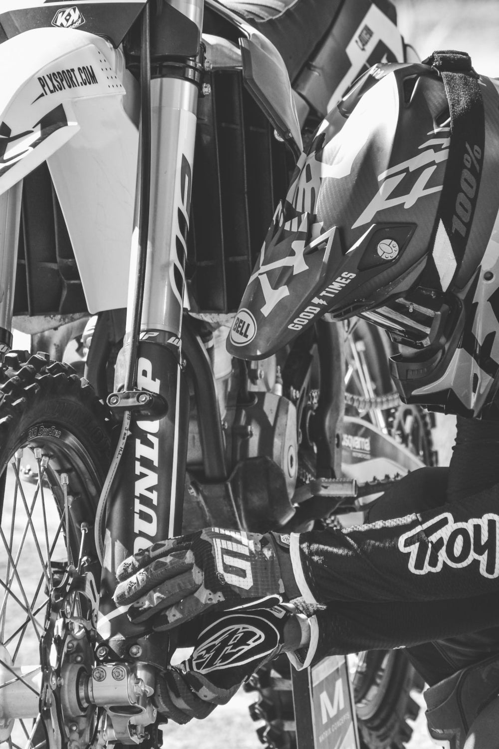 Pilote qui ajuste la fourche de sa moto avant une course