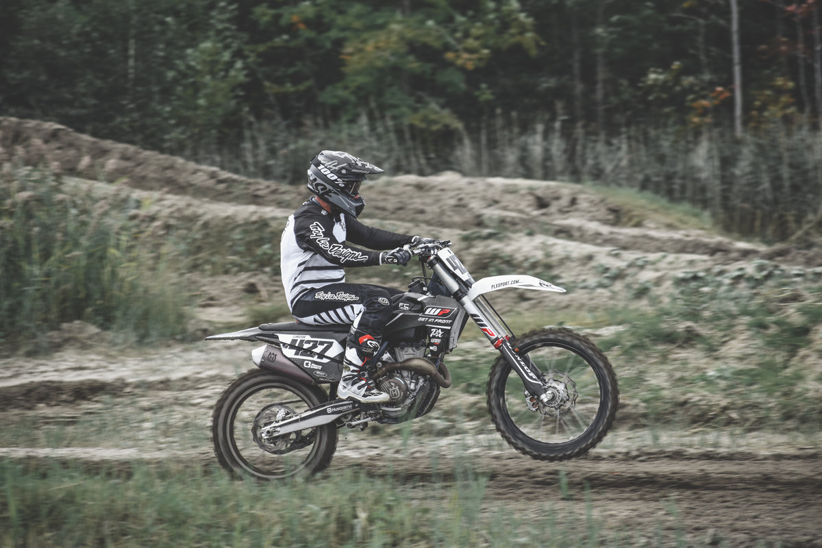 Pilote de motocross en action sur une piste
